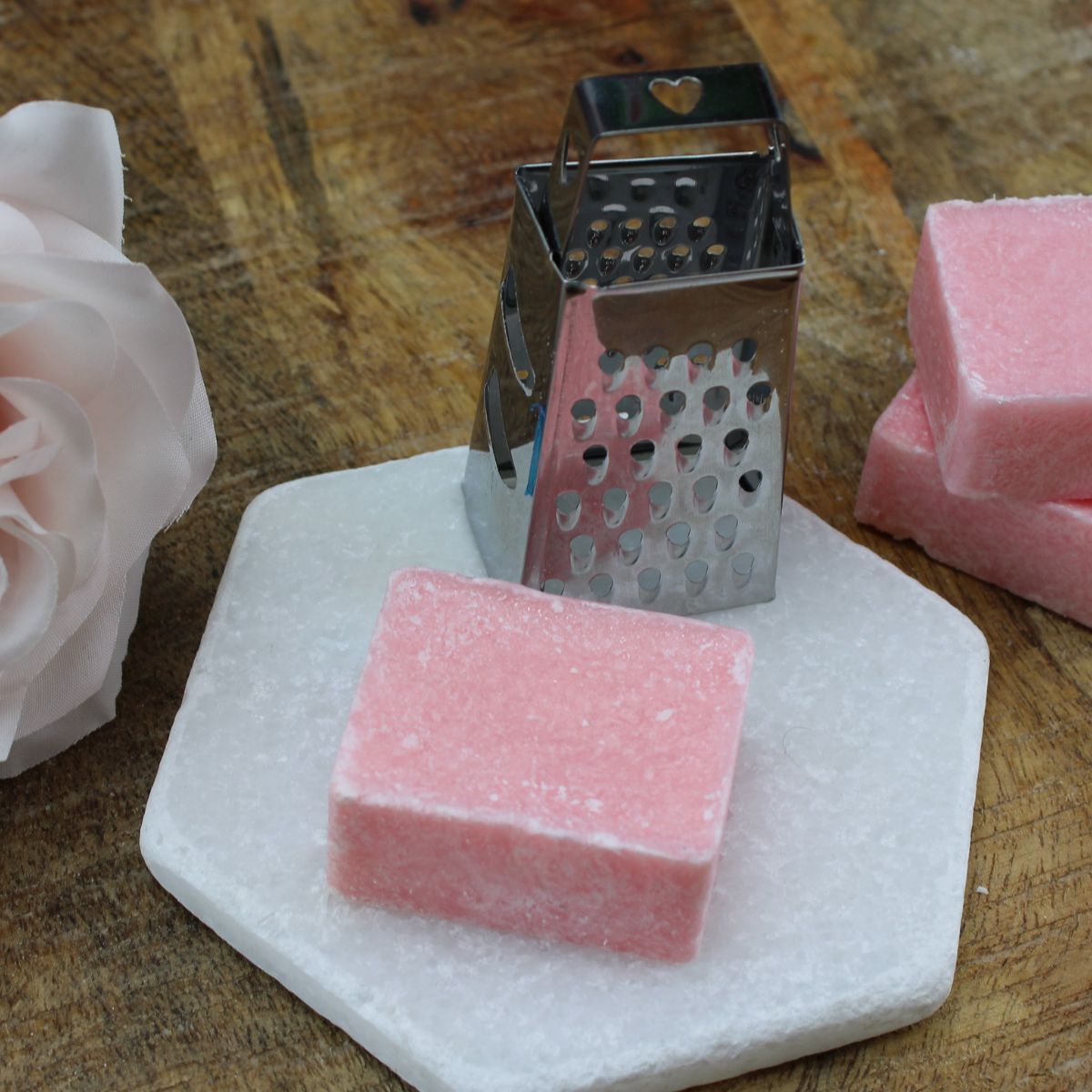 Rose: geurblokjes/ amberblokjes set met wit stenen schaaltje 10 cm
