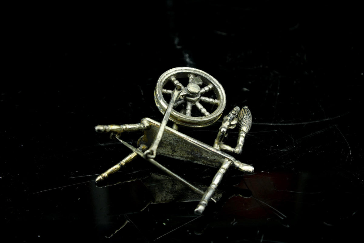 Vintage miniatuur verzilverde spinnewiel - Hollands miniatuurzilver - poppenhuis accessoire -collectors Item - 5 cm hoog