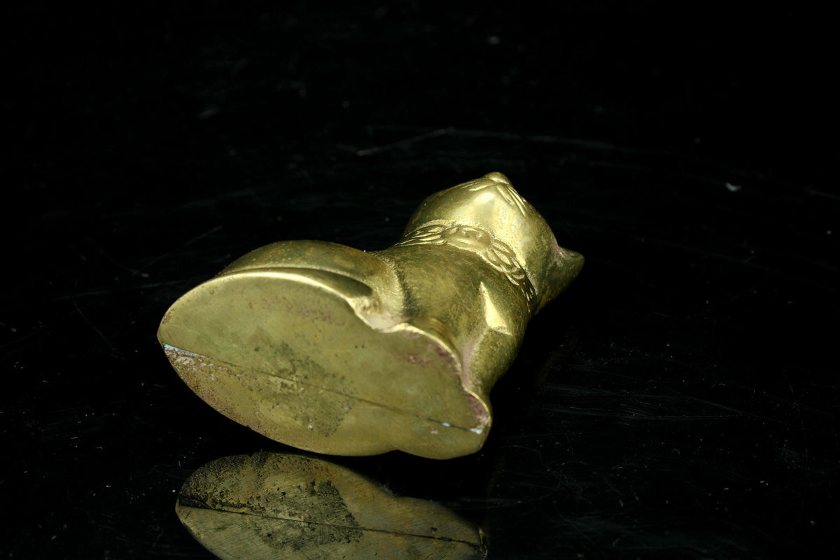 Vintage miniatuur messing kat beeldje - zittende poes met halsbandstrik - 6 cm hoog