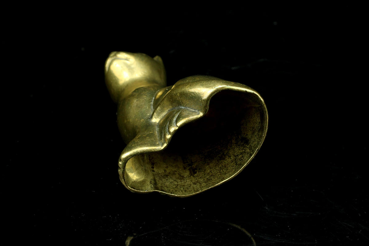 Vintage messing kat beeldje - zittende poes met gedraaide staart - Brass cat figurine - 9 cm. hoog