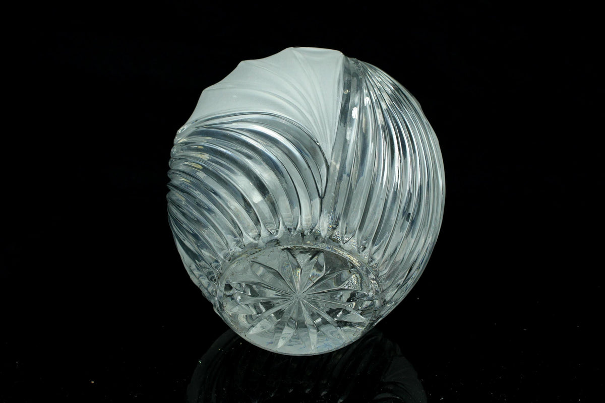 Vintage Bleikristall bolling vaas - 24% loodkristal vaas met gefrost hartjes motief - bolvormige bloemenvaas - 17 cm. hoog