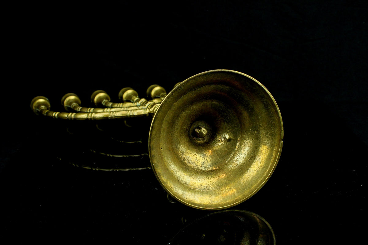 Vintage messing zevenarmige Joodse kandelaar/ menorah met gegadrooneerde sokkel - ca. 1960 - 32 cm hoog