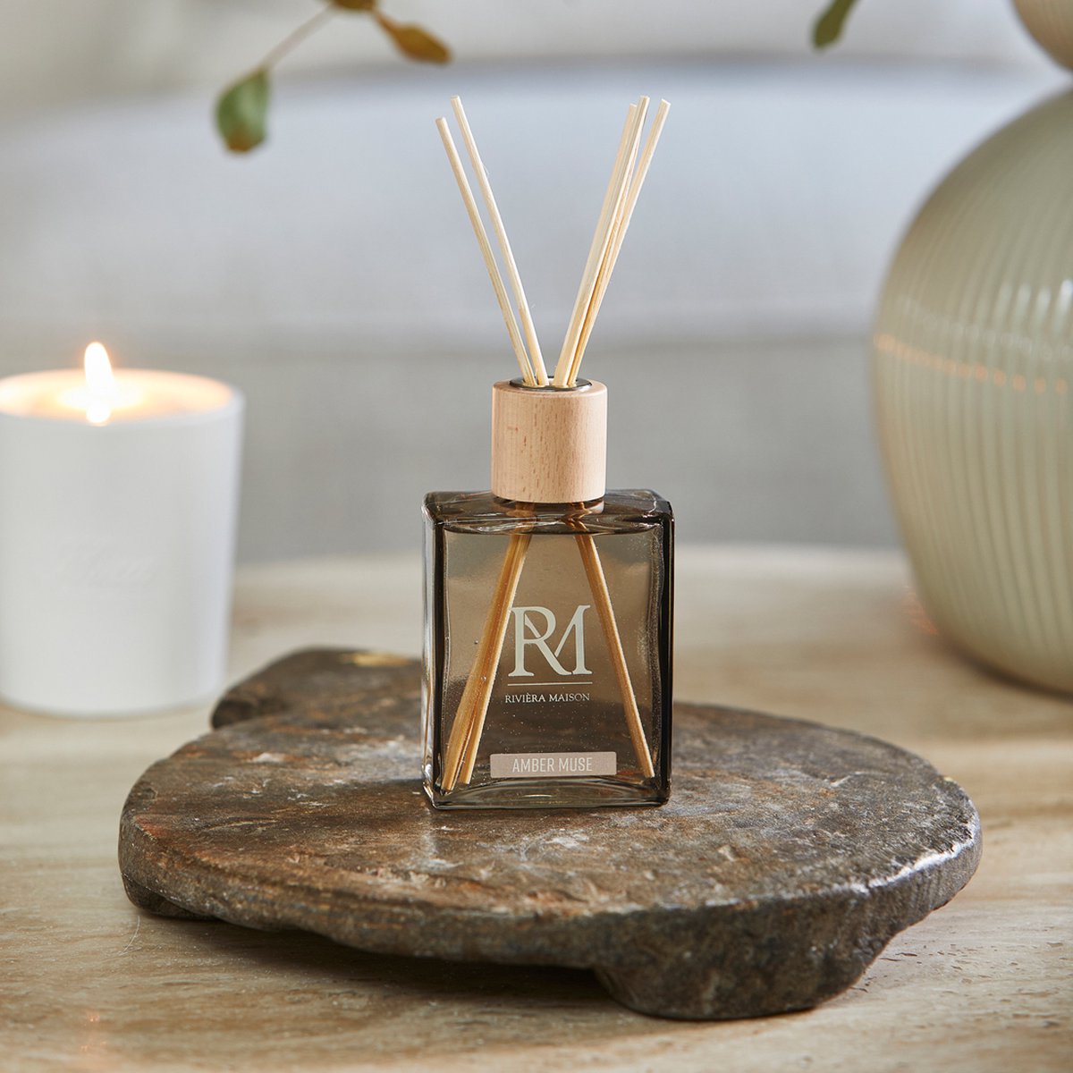 Rivièra Maison: geurstokjes amber muse 200ml.