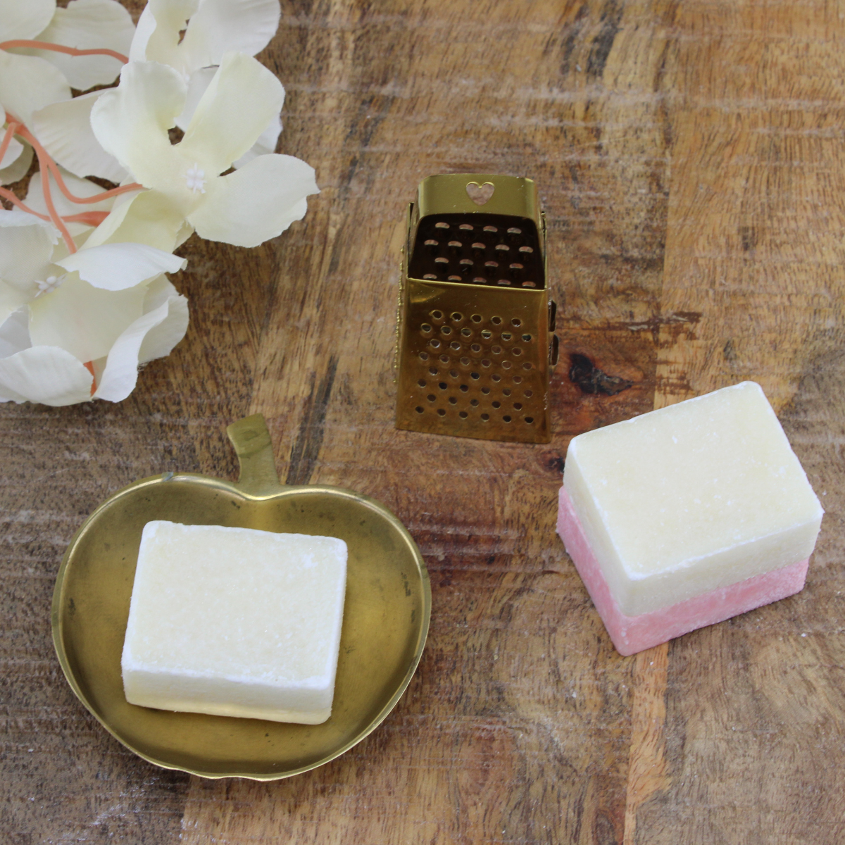 Jasmijn/Rose: vintage geurblokjes cadeauset met amberblokjes, vintage appelschaaltje en rasp