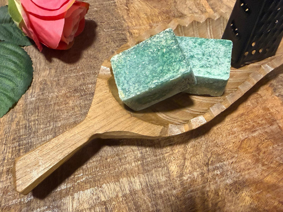 Patchouli geurblokjes / amberblokjes set met handgesneden houten blad en rasp
