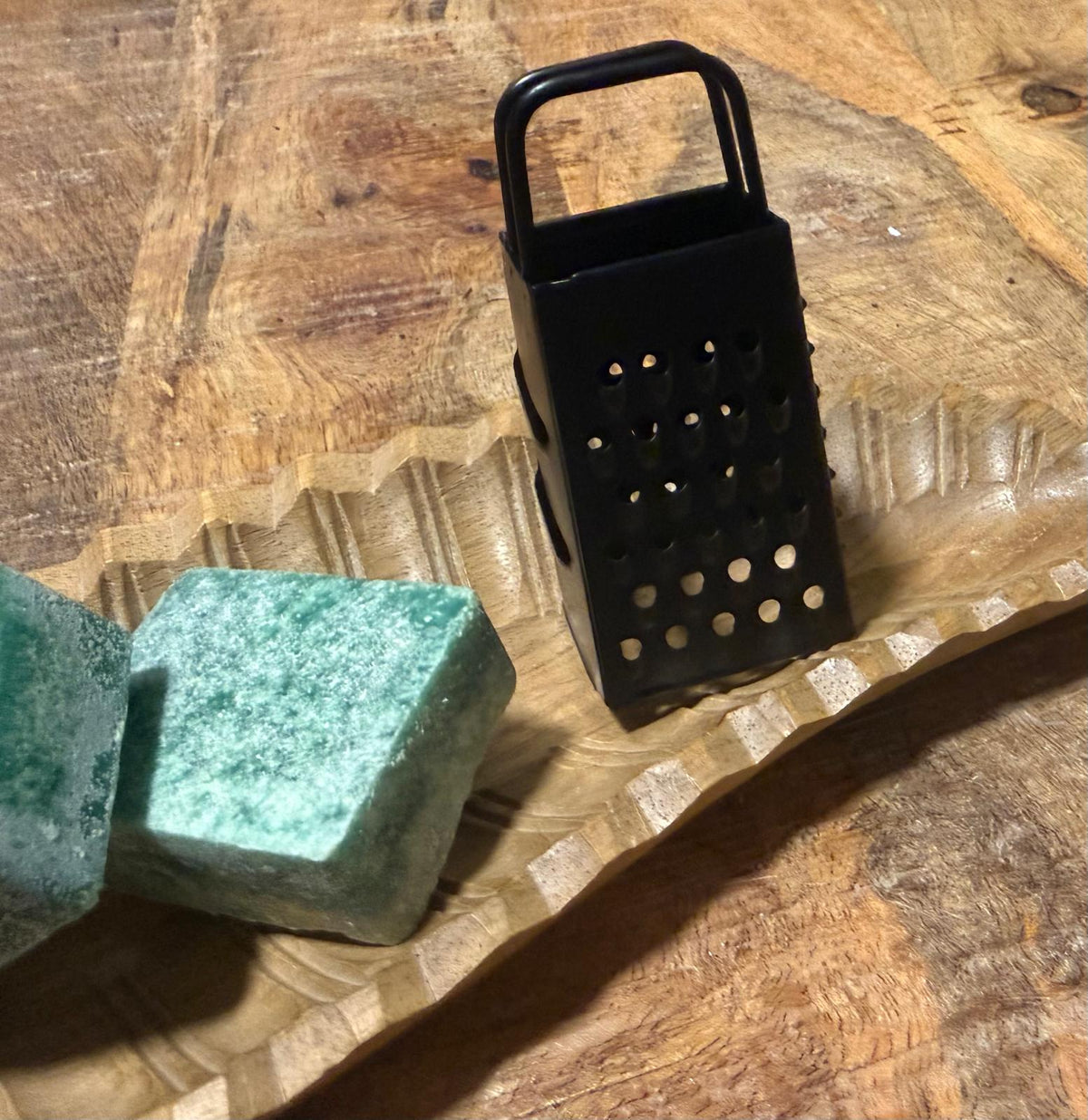 Patchouli geurblokjes / amberblokjes set met handgesneden houten blad en rasp