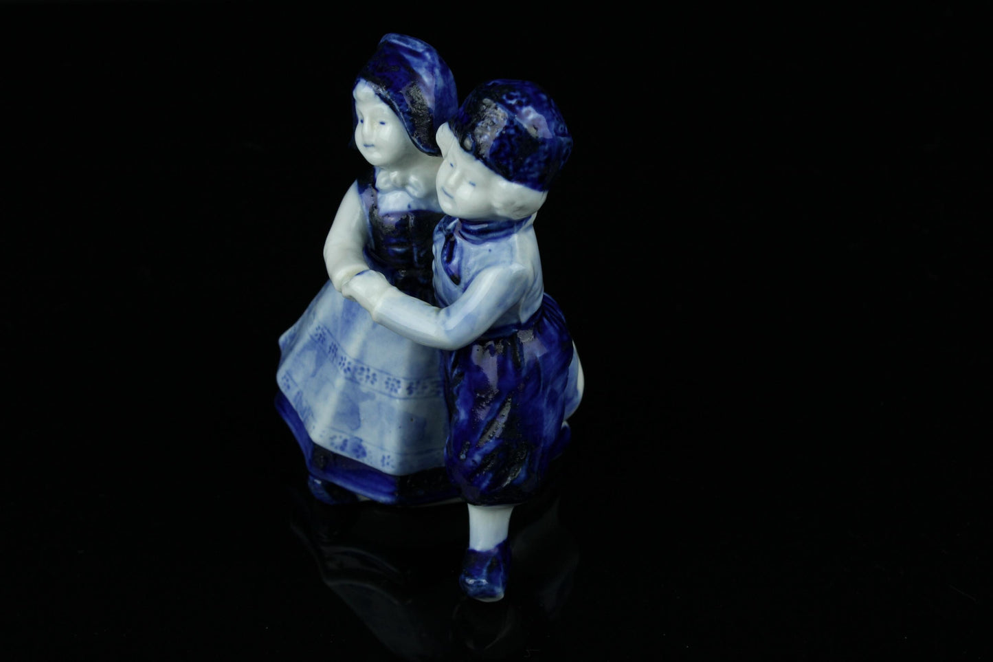 Vintage Delfts blauw beeldje dansend boerenpaar handbeschilderd aardewerk 10 cm