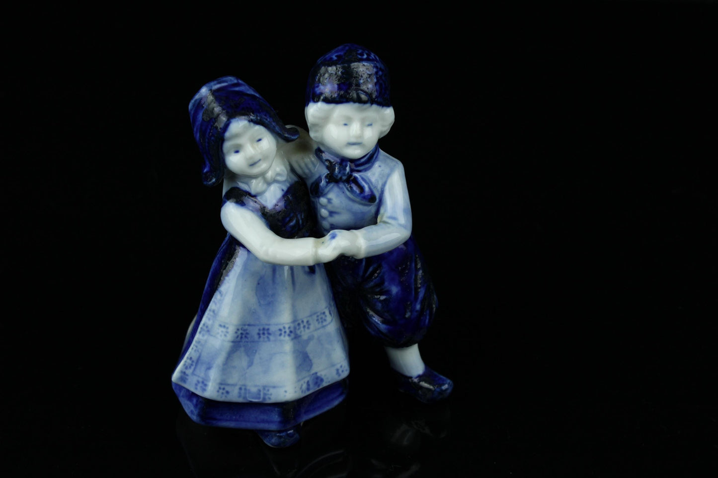 Vintage Delfts blauw beeldje dansend boerenpaar handbeschilderd aardewerk 10 cm
