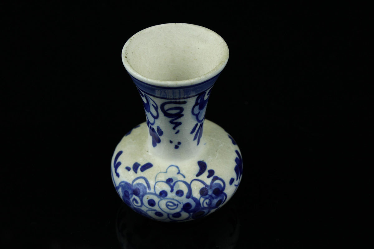 Klein vintage Delfts blauw vaasje handbeschilderd aardewerk 7 cm