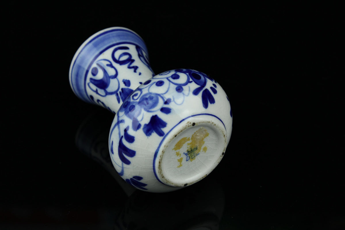 Klein vintage Delfts blauw vaasje handbeschilderd aardewerk 7 cm