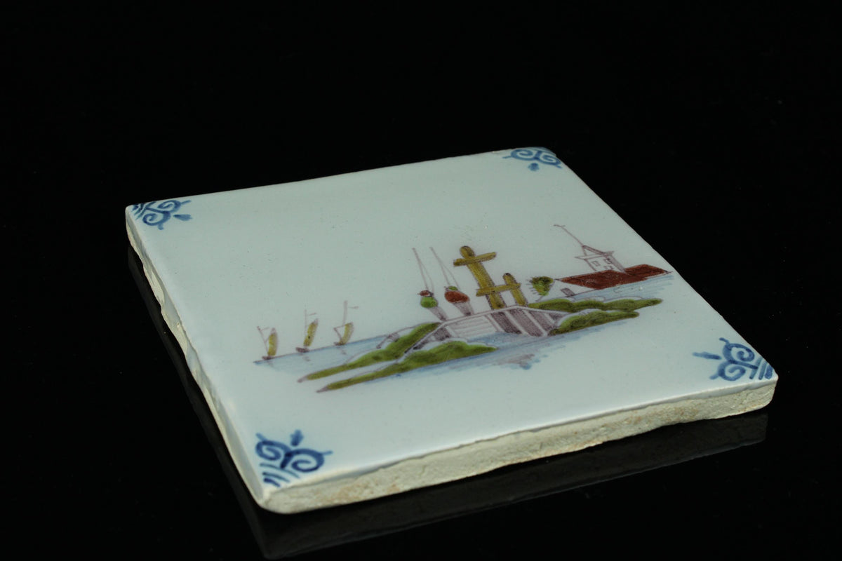 Antike niederländische Wandfliese mit Hafenansicht ca. 18. Jahrhundert handbemalte Fayence 12,7 cm