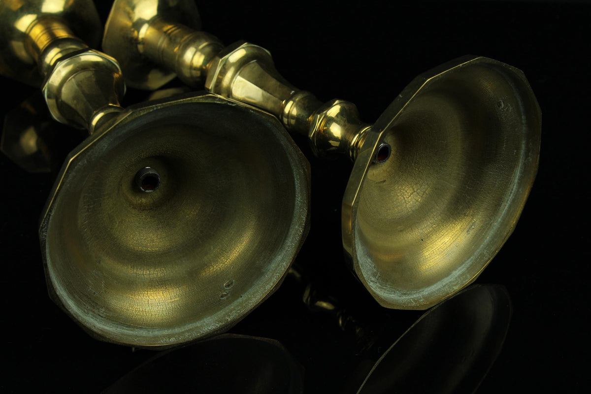 Antieke messing kandelaars set van 2  21,5 cm  achthoekige voet  klassiek Europees