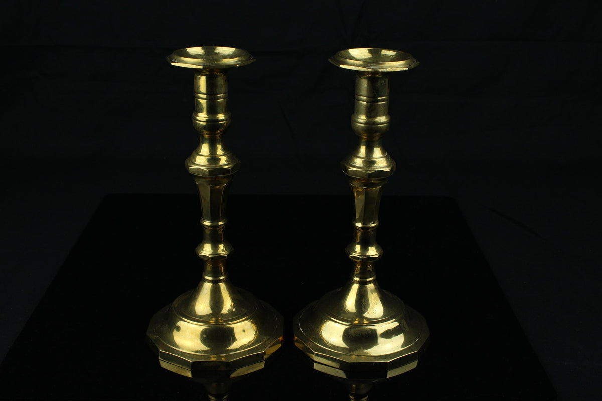 Antieke messing kandelaars set van 2  21,5 cm  achthoekige voet  klassiek Europees