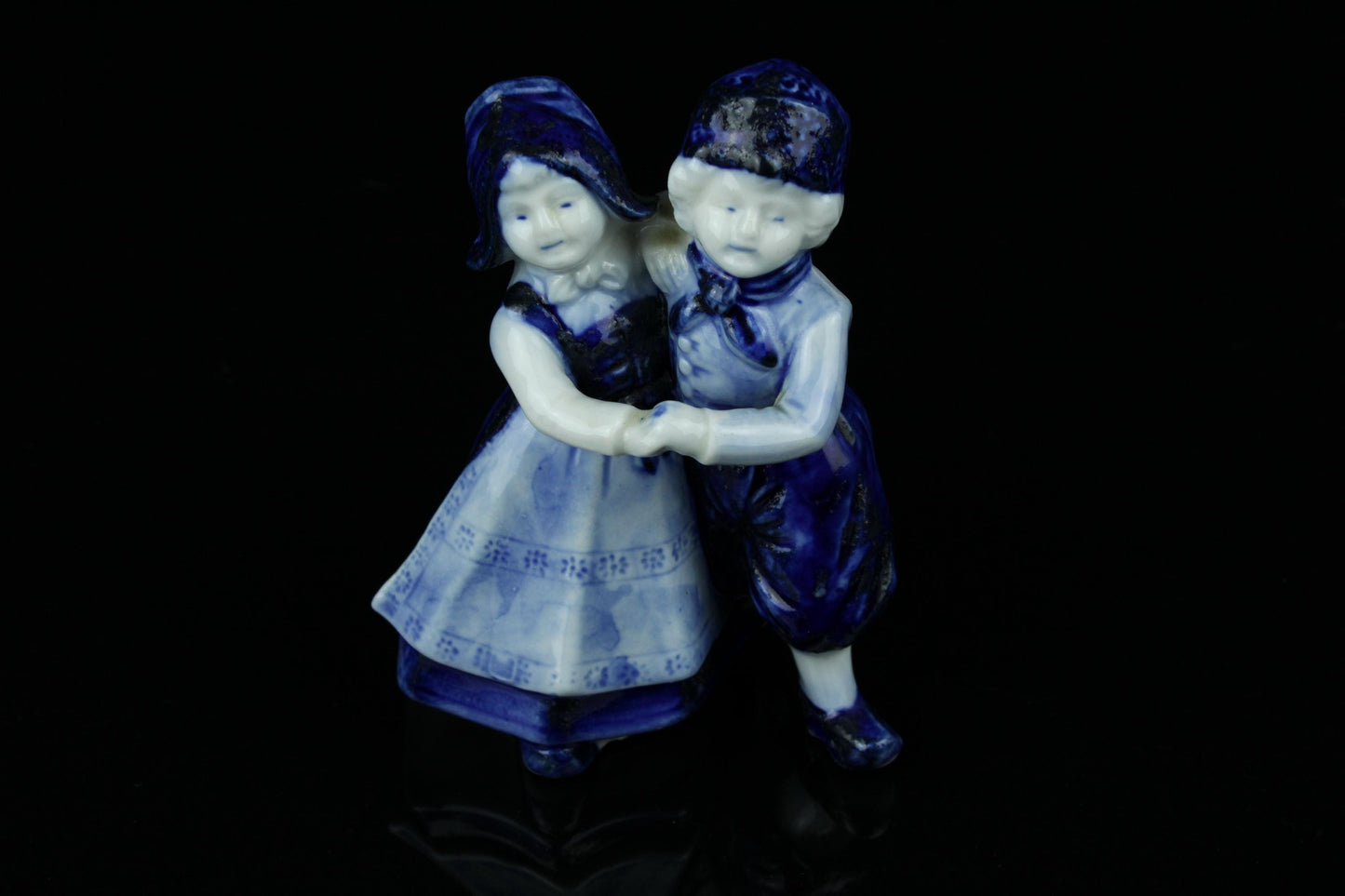 Vintage Delfts blauw beeldje dansend boerenpaar handbeschilderd aardewerk 10 cm