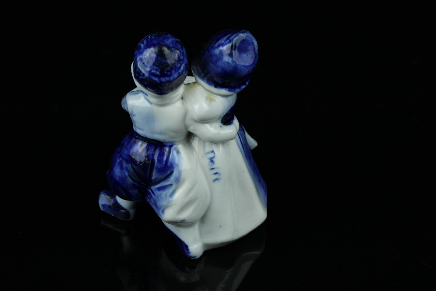 Vintage Delfts blauw beeldje dansend boerenpaar handbeschilderd aardewerk 10 cm
