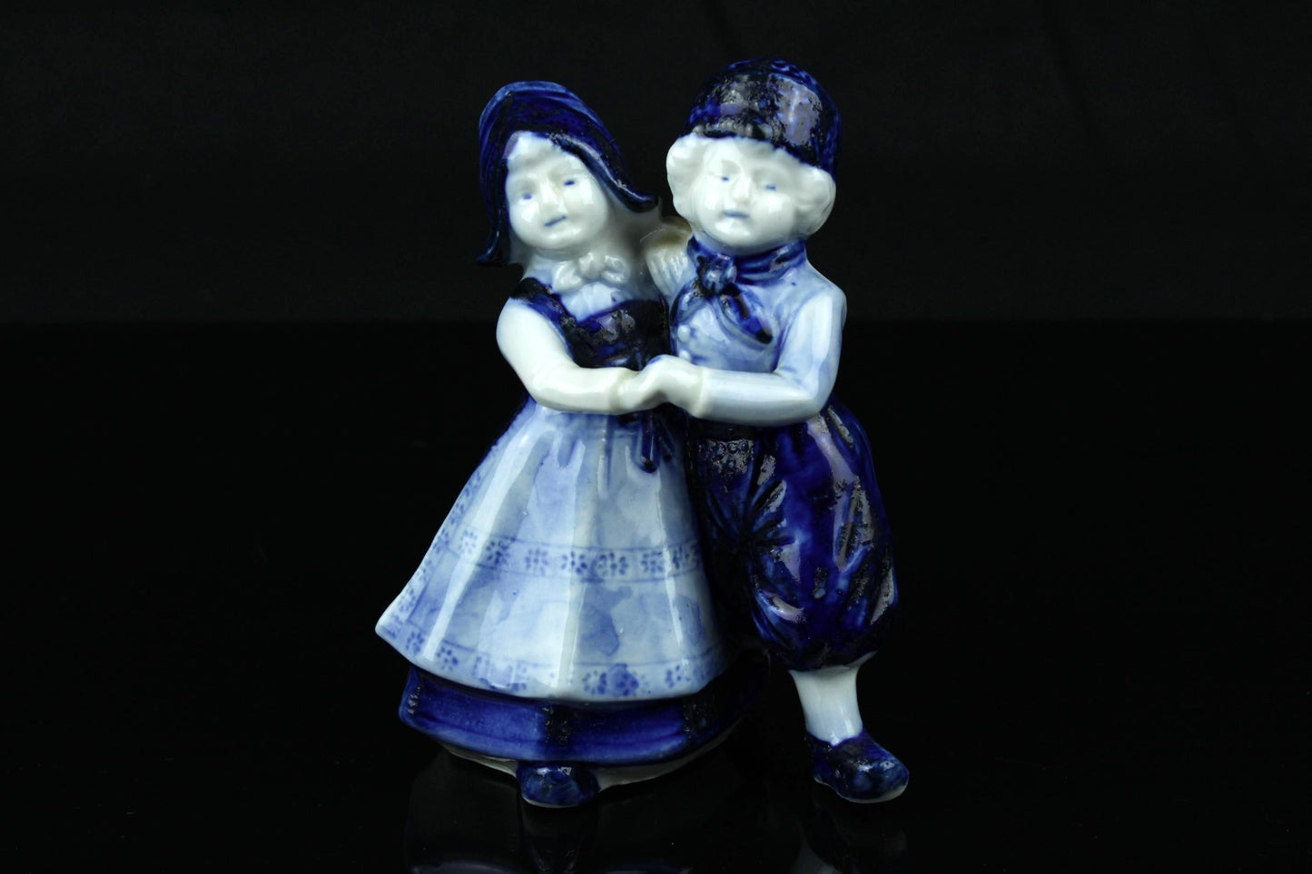 Vintage Delfts blauw beeldje dansend boerenpaar handbeschilderd aardewerk 10 cm