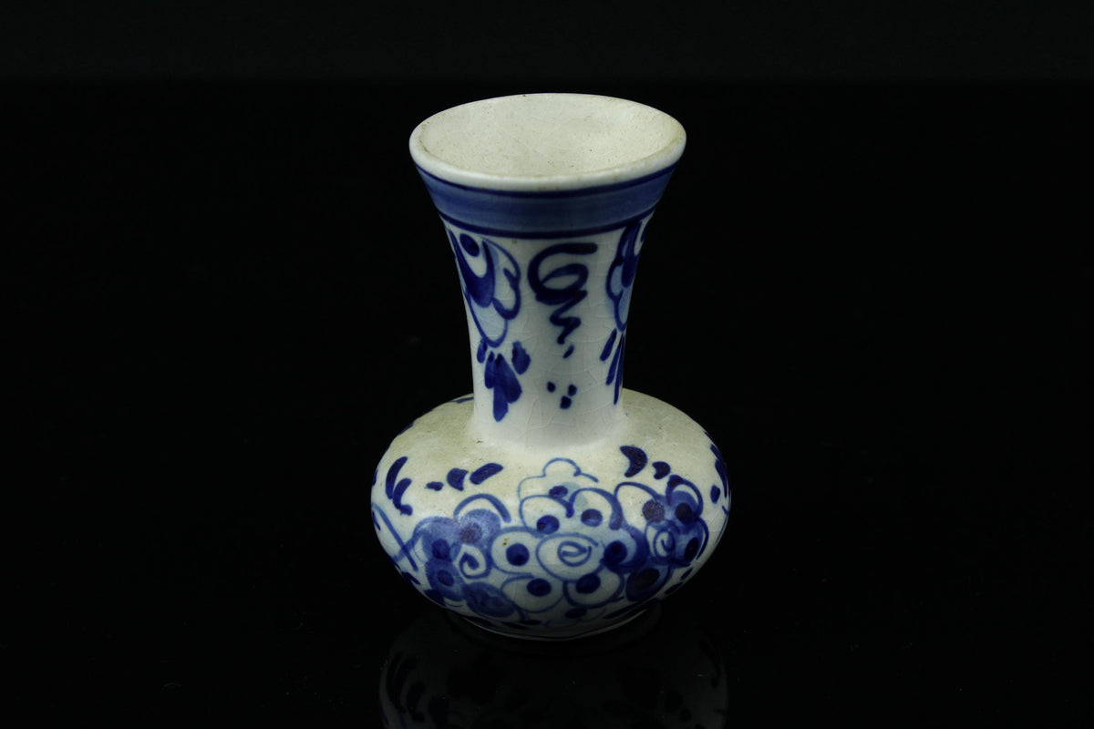 Klein vintage Delfts blauw vaasje handbeschilderd aardewerk 7 cm