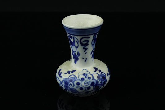 Klein vintage Delfts blauw vaasje handbeschilderd aardewerk 7 cm