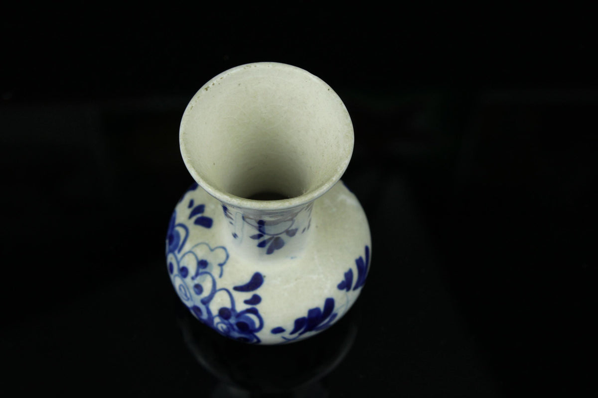 Klein vintage Delfts blauw vaasje handbeschilderd aardewerk 7 cm