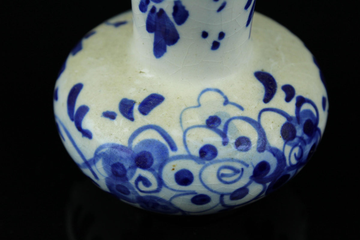 Klein vintage Delfts blauw vaasje handbeschilderd aardewerk 7 cm