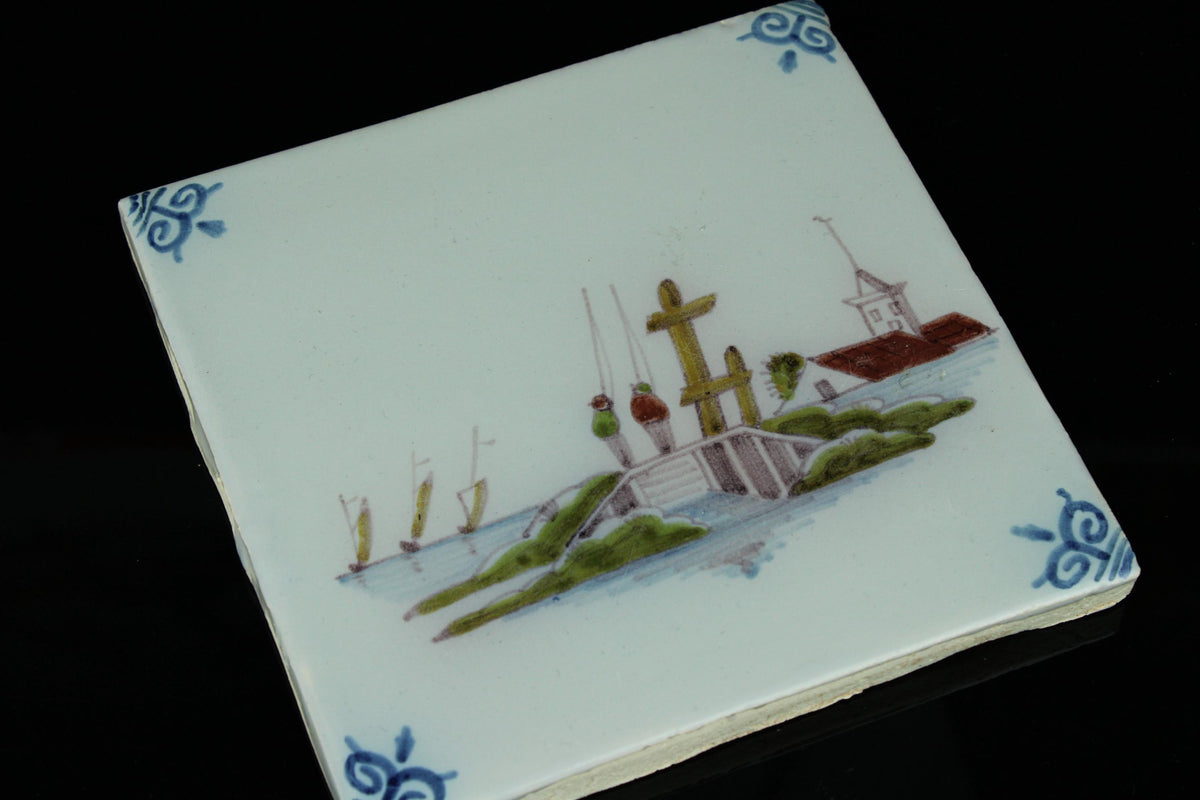 Antike niederländische Wandfliese mit Hafenansicht ca. 18. Jahrhundert handbemalte Fayence 12,7 cm