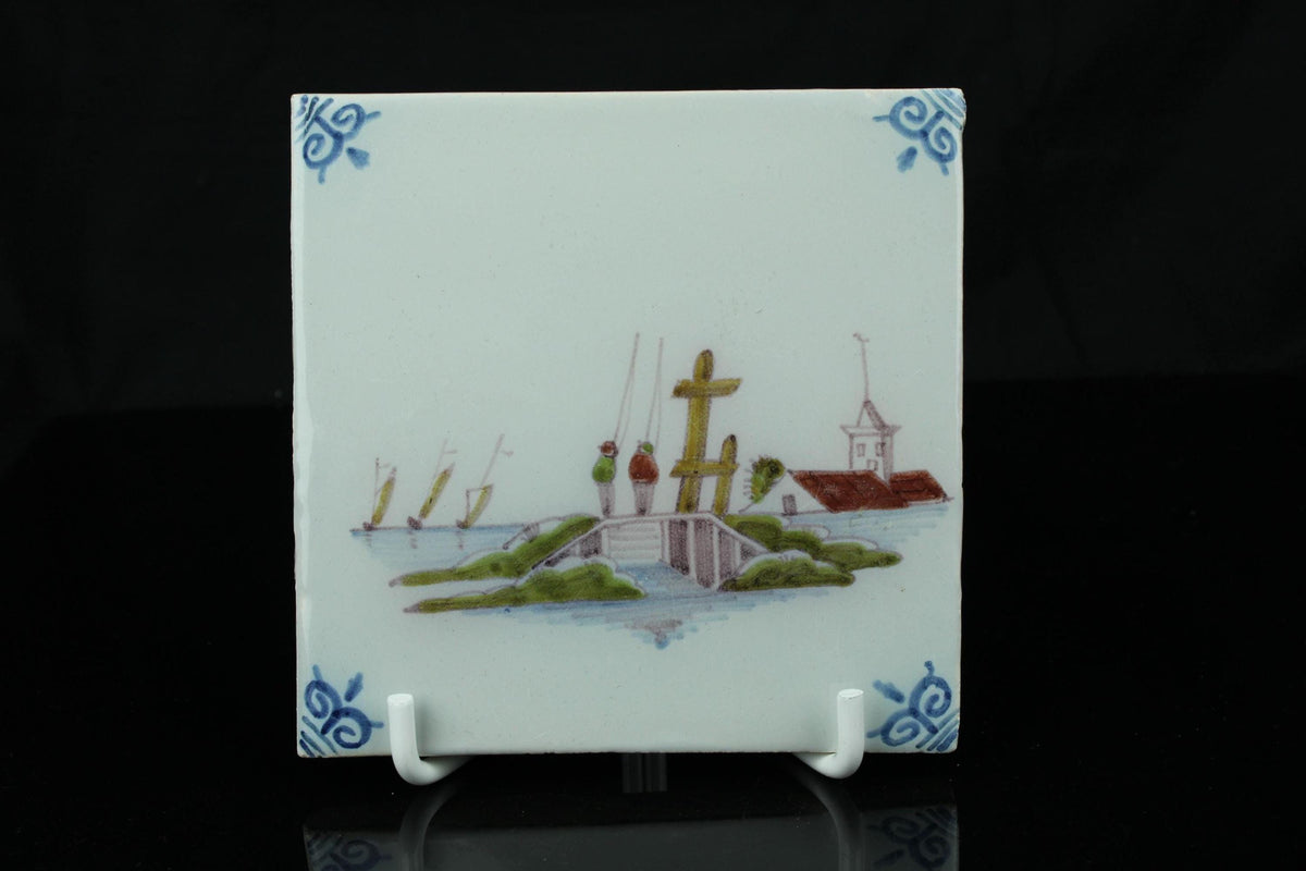 Antike niederländische Wandfliese mit Hafenansicht ca. 18. Jahrhundert handbemalte Fayence 12,7 cm