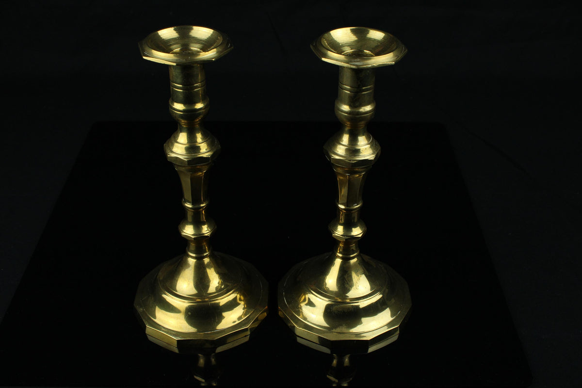 Antieke messing kandelaars set van 2  21,5 cm  achthoekige voet  klassiek Europees