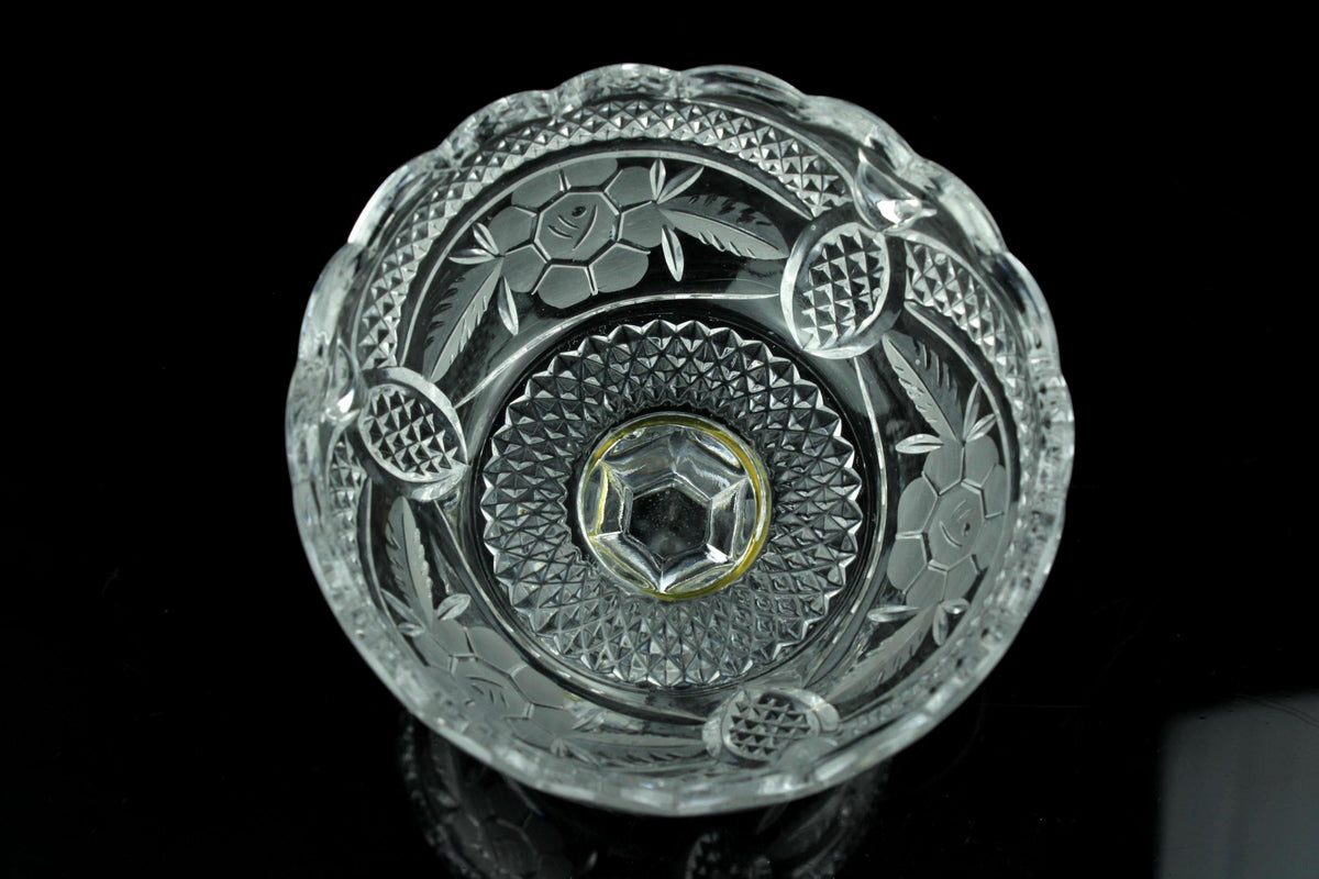 Vintage Bleikristall-Schale auf Fuß geschliffenes Blumenmotiv 11,5 cm böhmisches Kristall