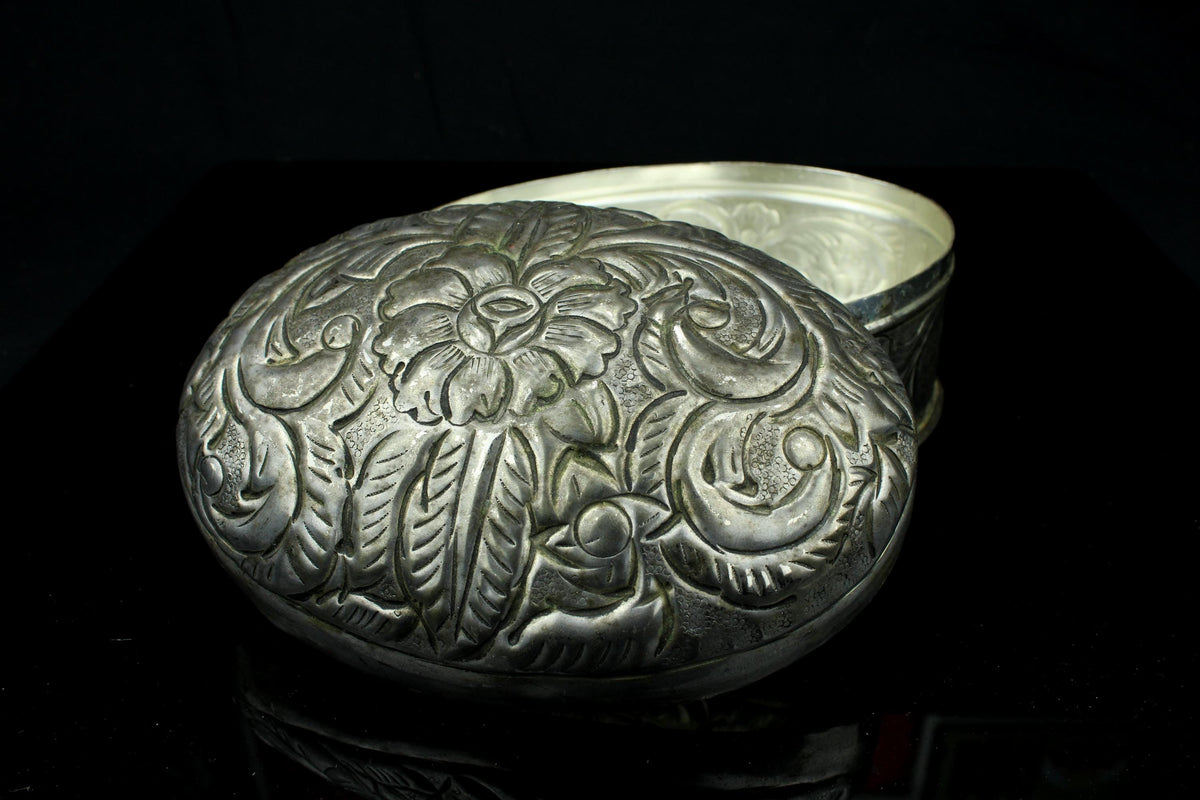 Vintage versilbertes Schmuckkästchen mit Blumen- und Blattmotiv - oval - 1950er/1970er Jahre - 17 cm.