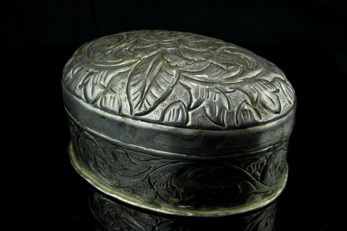 Vintage versilbertes Schmuckkästchen mit Blumen- und Blattmotiv - oval - 1950er/1970er Jahre - 17 cm.