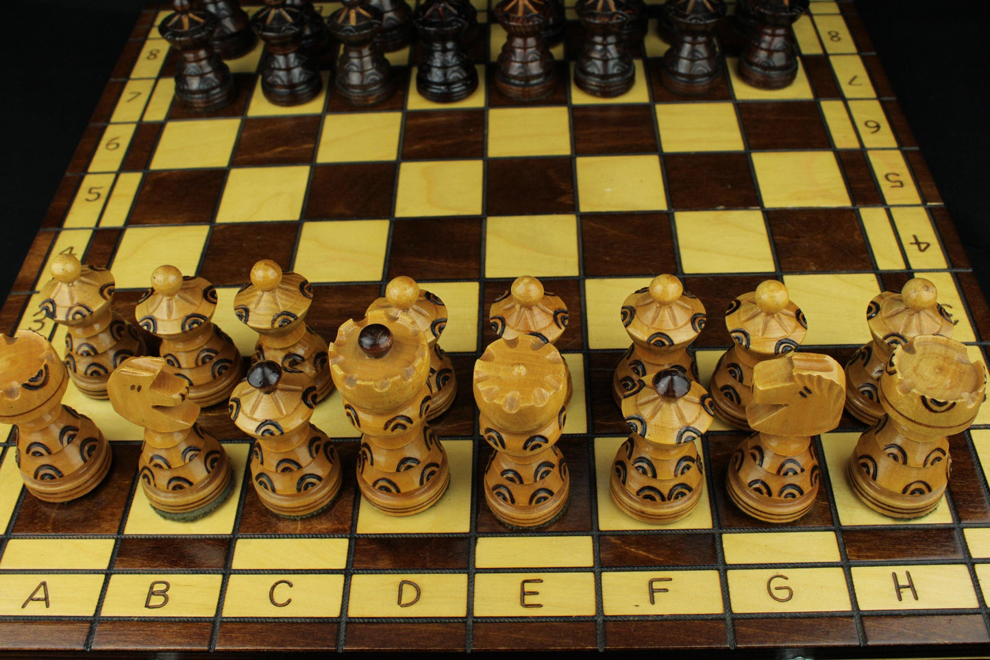 Vintage houten schaakset met opbergkist - handgesneden schaakstukken - 1970/1990