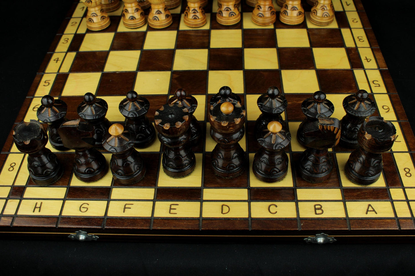 Vintage houten schaakset met opbergkist - handgesneden schaakstukken - 1970/1990