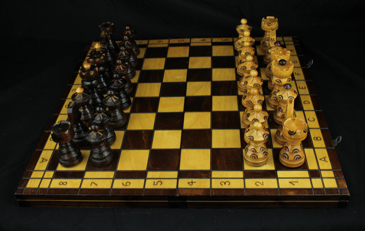 Vintage houten schaakset met opbergkist - handgesneden schaakstukken - 1970/1990