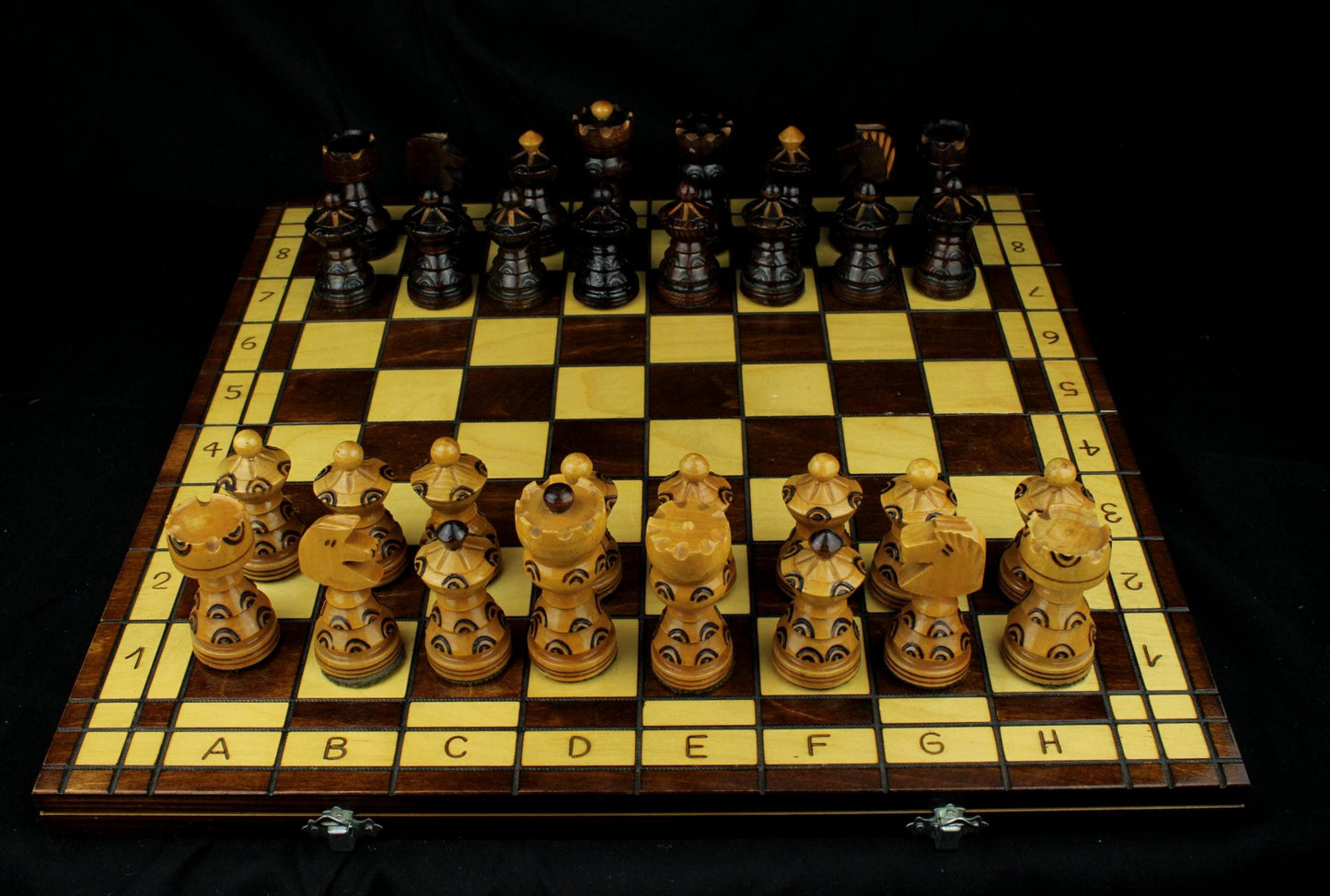Vintage houten schaakset met opbergkist - handgesneden schaakstukken - 1970/1990