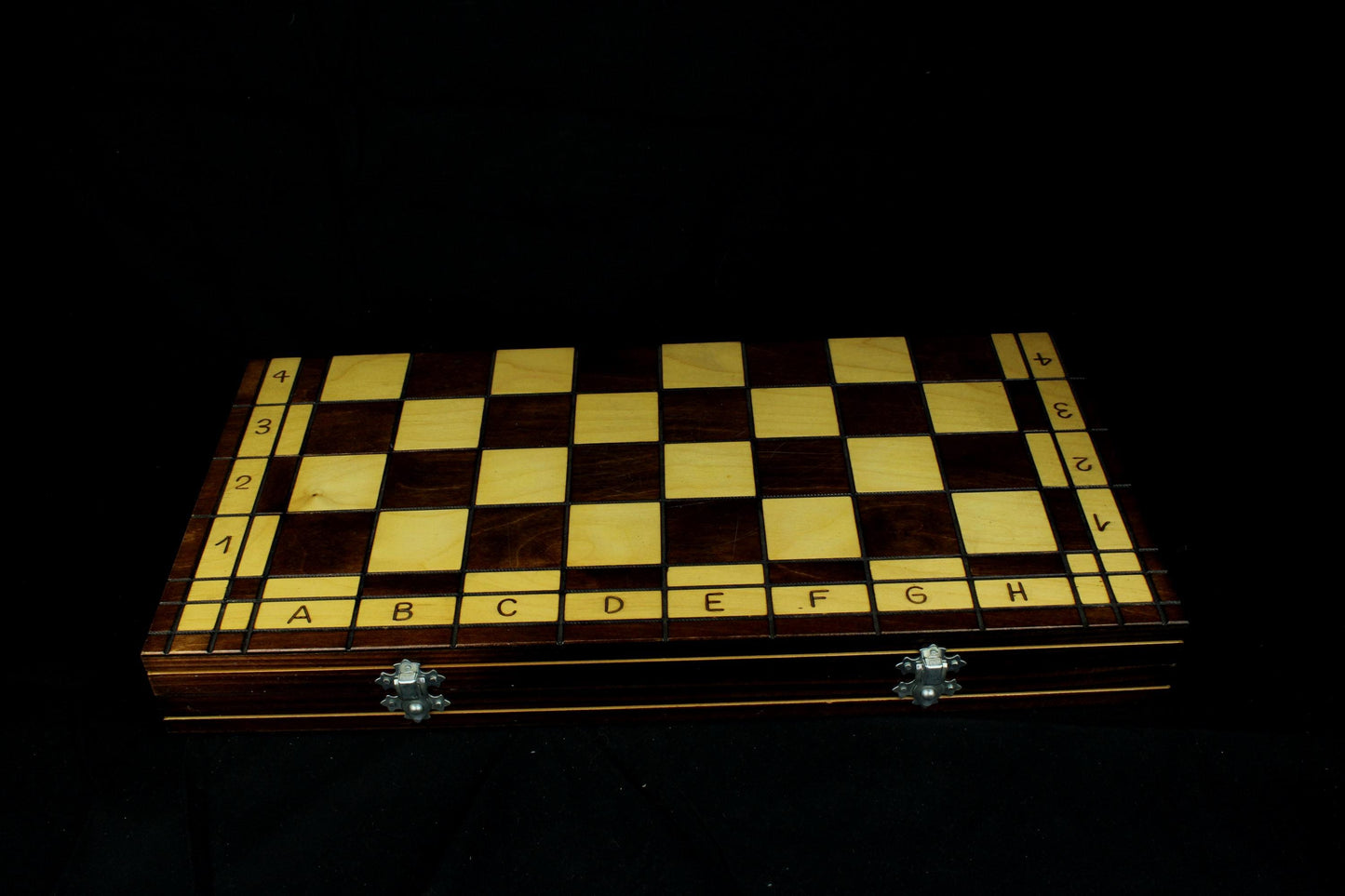 Vintage houten schaakset met opbergkist - handgesneden schaakstukken - 1970/1990