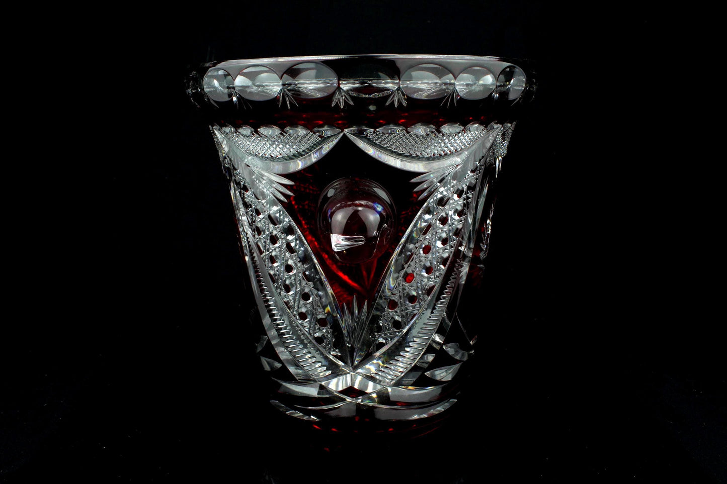 Vintage böhmischer Kristall-Eiskübel / Champagnerkühler - Rot geschliffenes Bleikristall - Westdeutschland - 60er/70er Jahre - 26 cm.