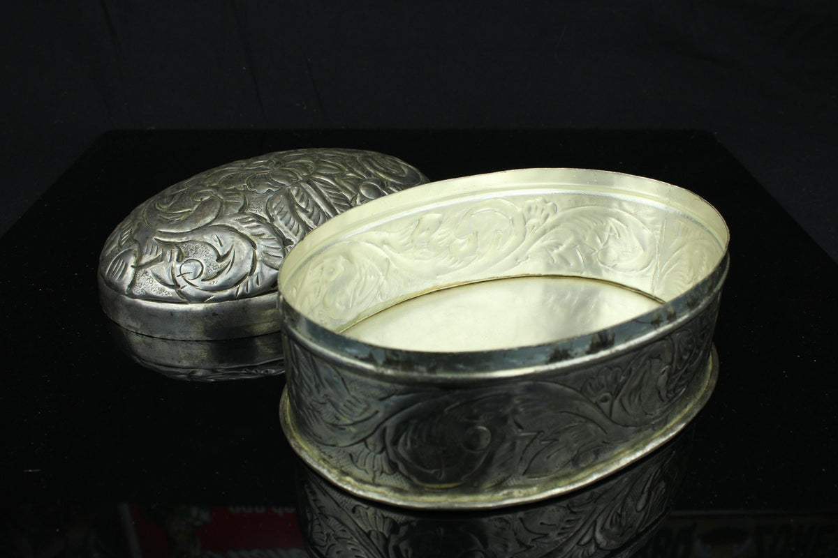 Vintage versilbertes Schmuckkästchen mit Blumen- und Blattmotiv - oval - 1950er/1970er Jahre - 17 cm.