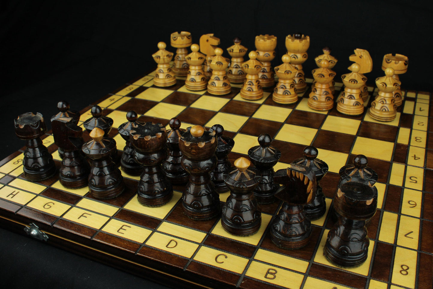 Vintage houten schaakset met opbergkist - handgesneden schaakstukken - 1970/1990