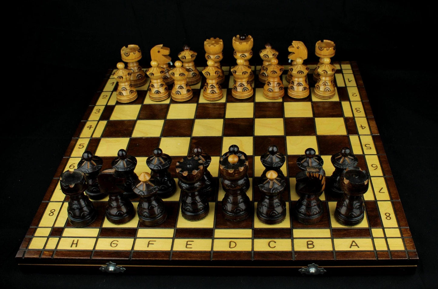 Vintage houten schaakset met opbergkist - handgesneden schaakstukken - 1970/1990