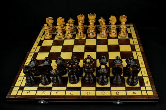 Vintage houten schaakset met opbergkist - handgesneden schaakstukken - 1970/1990