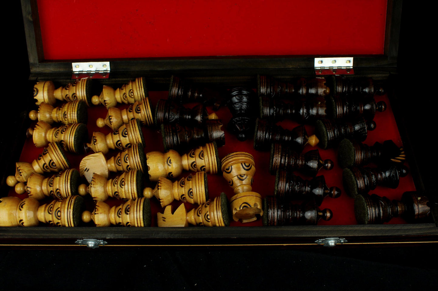 Vintage houten schaakset met opbergkist - handgesneden schaakstukken - 1970/1990