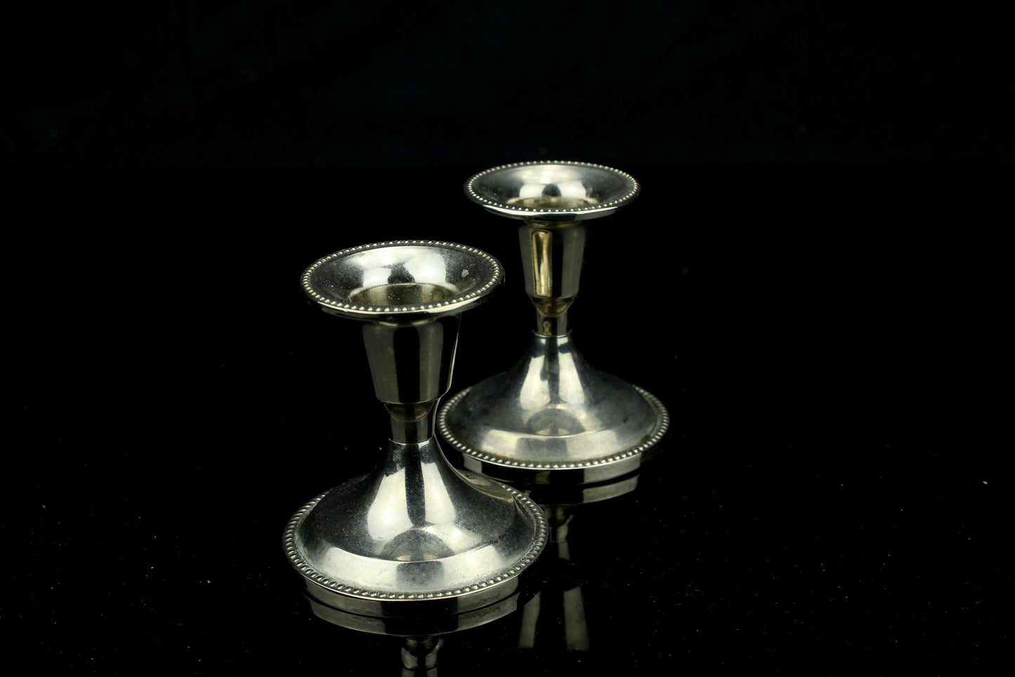 Vintage versilberte Mini-Kerzenständer mit Filzunterseite - 2 niedrige Tafelkerzenhalter im Set - 6 cm.