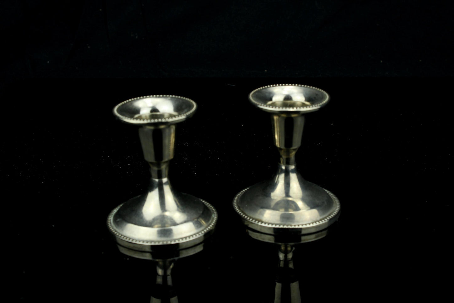 Vintage versilberte Mini-Kerzenständer mit Filzunterseite - 2 niedrige Tafelkerzenhalter im Set - 6 cm.