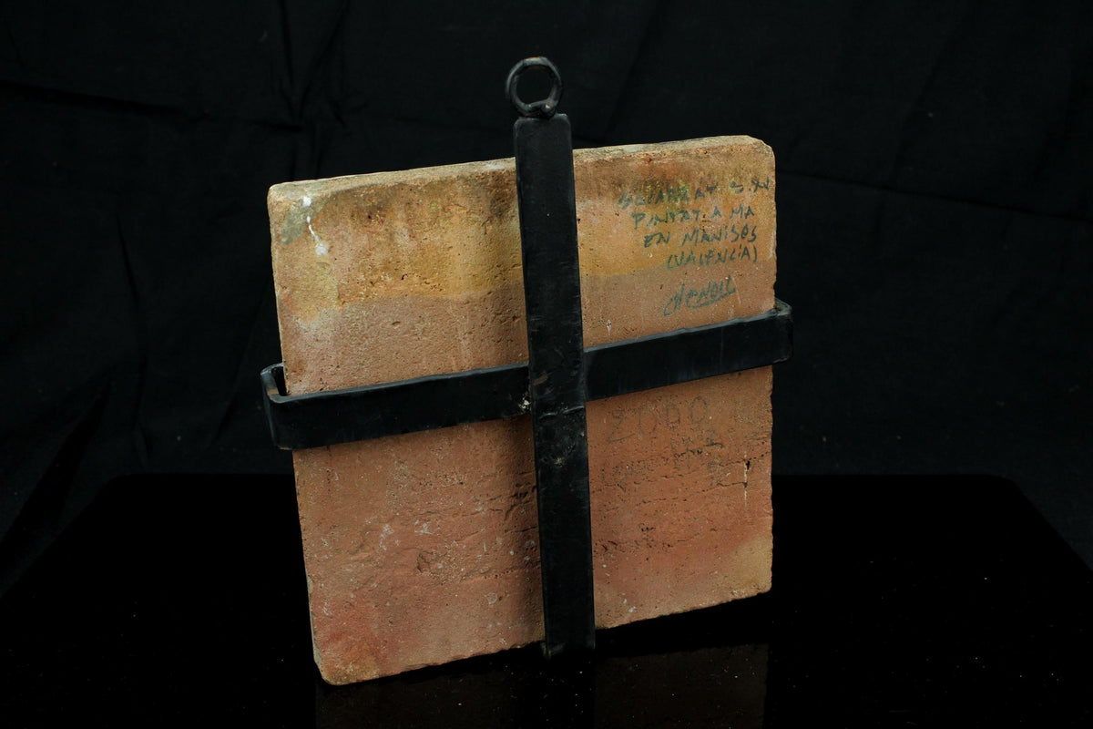 Handbeschilderde Spaanse tegel uit Manises Valencia - Ceràmica S. XV stijl - Middeleeuwse Figuur - wandtegel in smeedijzeren beugel 13 cm.