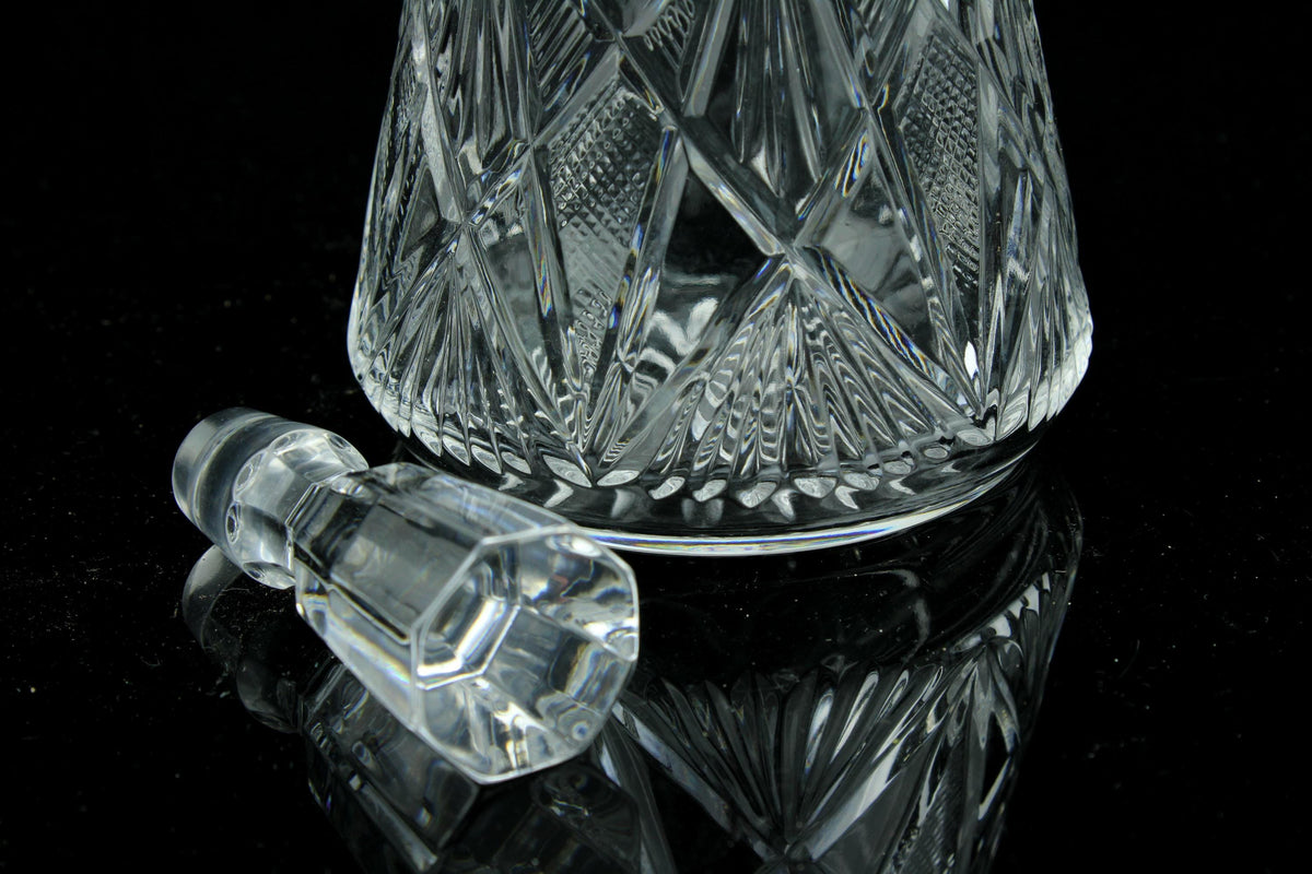 Vintage geslepen kristallen karaf met stop - diamant en sterpatroon - wijn / likeur karaf - 29 cm.