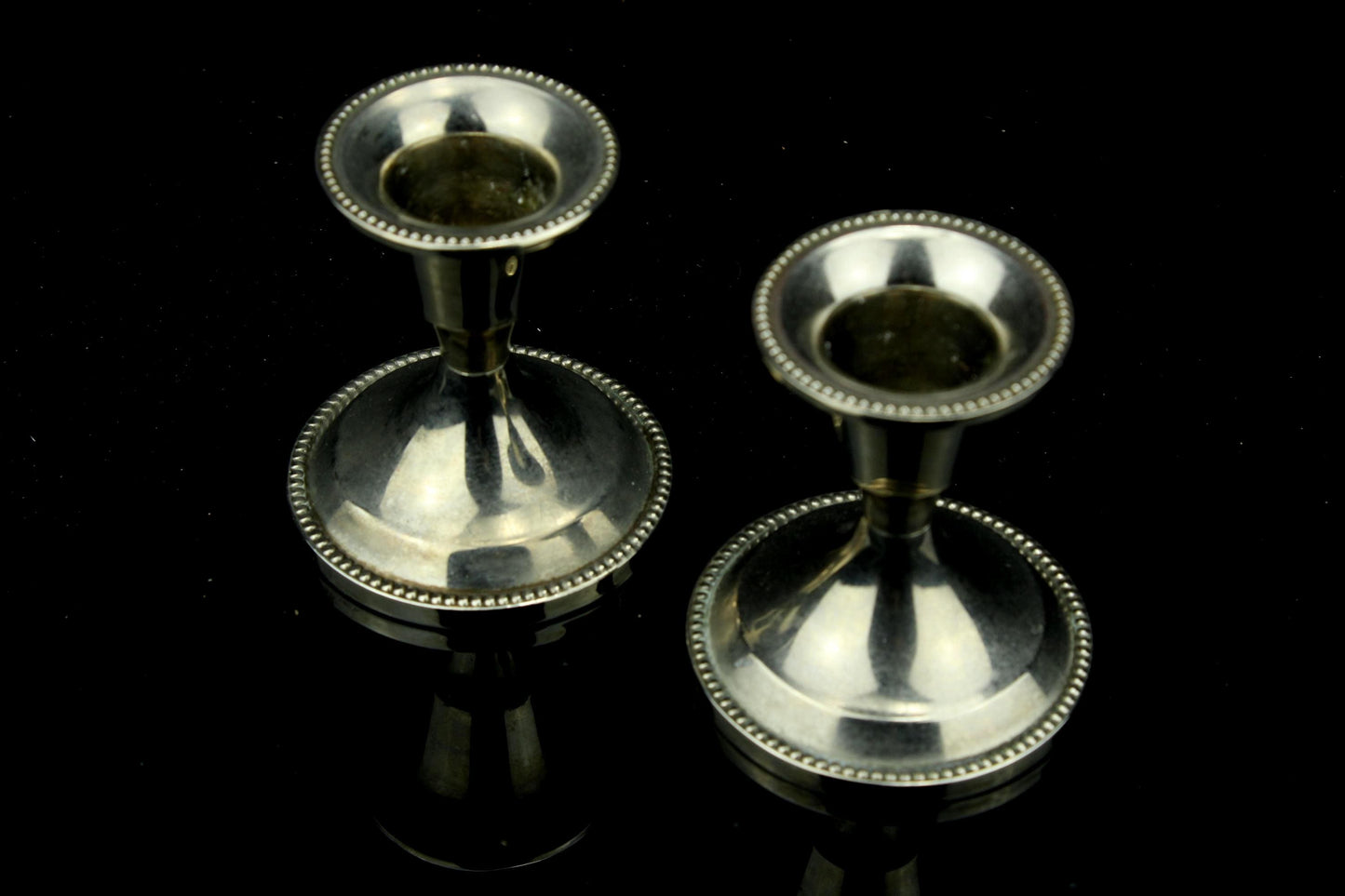 Vintage versilberte Mini-Kerzenständer mit Filzunterseite - 2 niedrige Tafelkerzenhalter im Set - 6 cm.