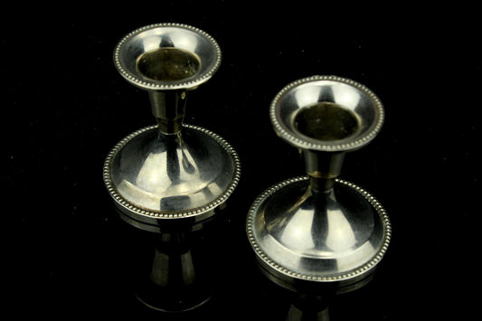Vintage verzilverde mini kandelaars met vilten onderzijde - set van 2 lage dinerkaarshouders - 6 cm.