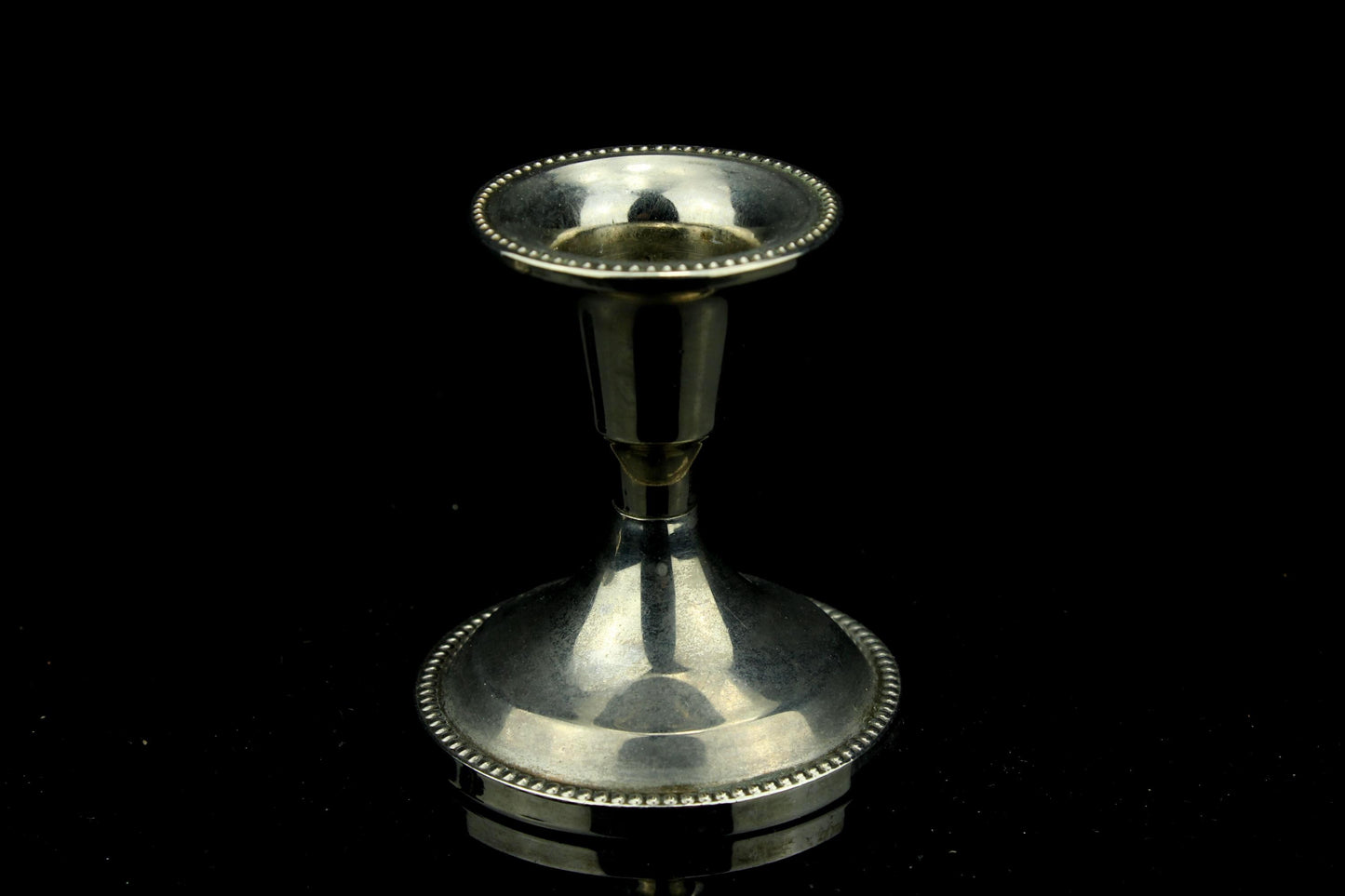 Vintage versilberte Mini-Kerzenständer mit Filzunterseite - 2 niedrige Tafelkerzenhalter im Set - 6 cm.