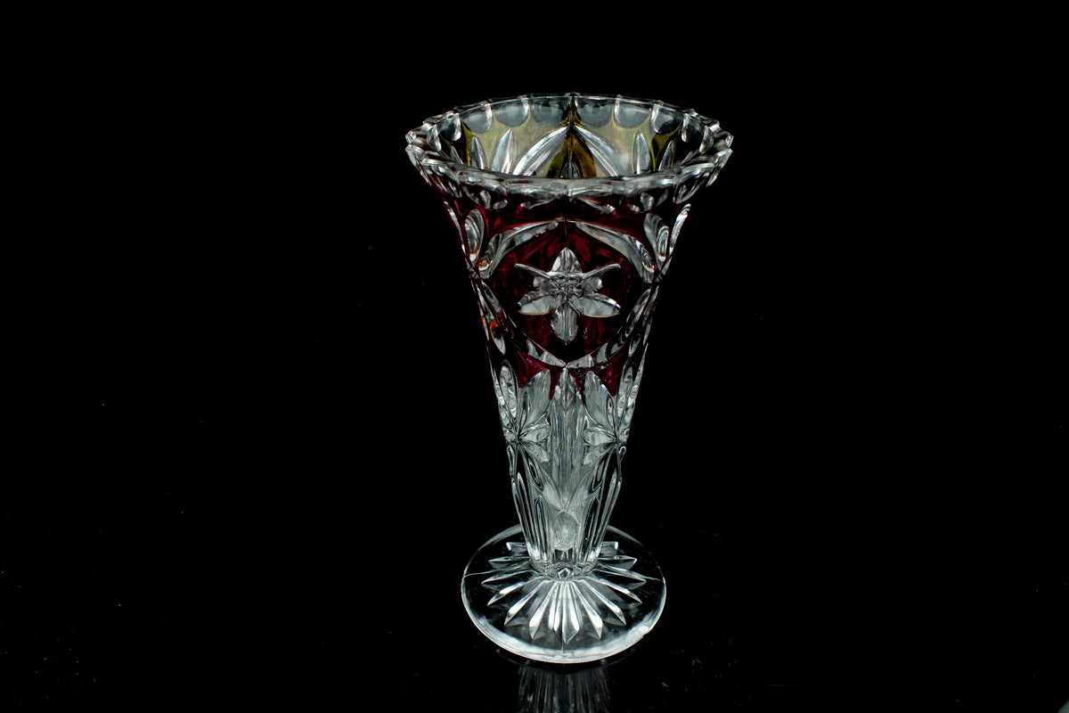 Vintage kristallen paarsrode trompetvaas - geslepen sterpatroon - Bohemian crystal - 19,5 cm.