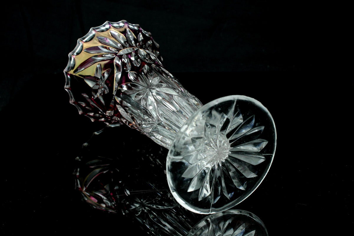Vintage kristallen paarsrode trompetvaas - geslepen sterpatroon - Bohemian crystal - 19,5 cm.